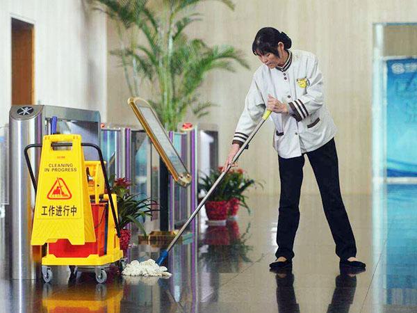 為什么現(xiàn)在很多企業(yè)保潔選擇托管，而不是自招呢？